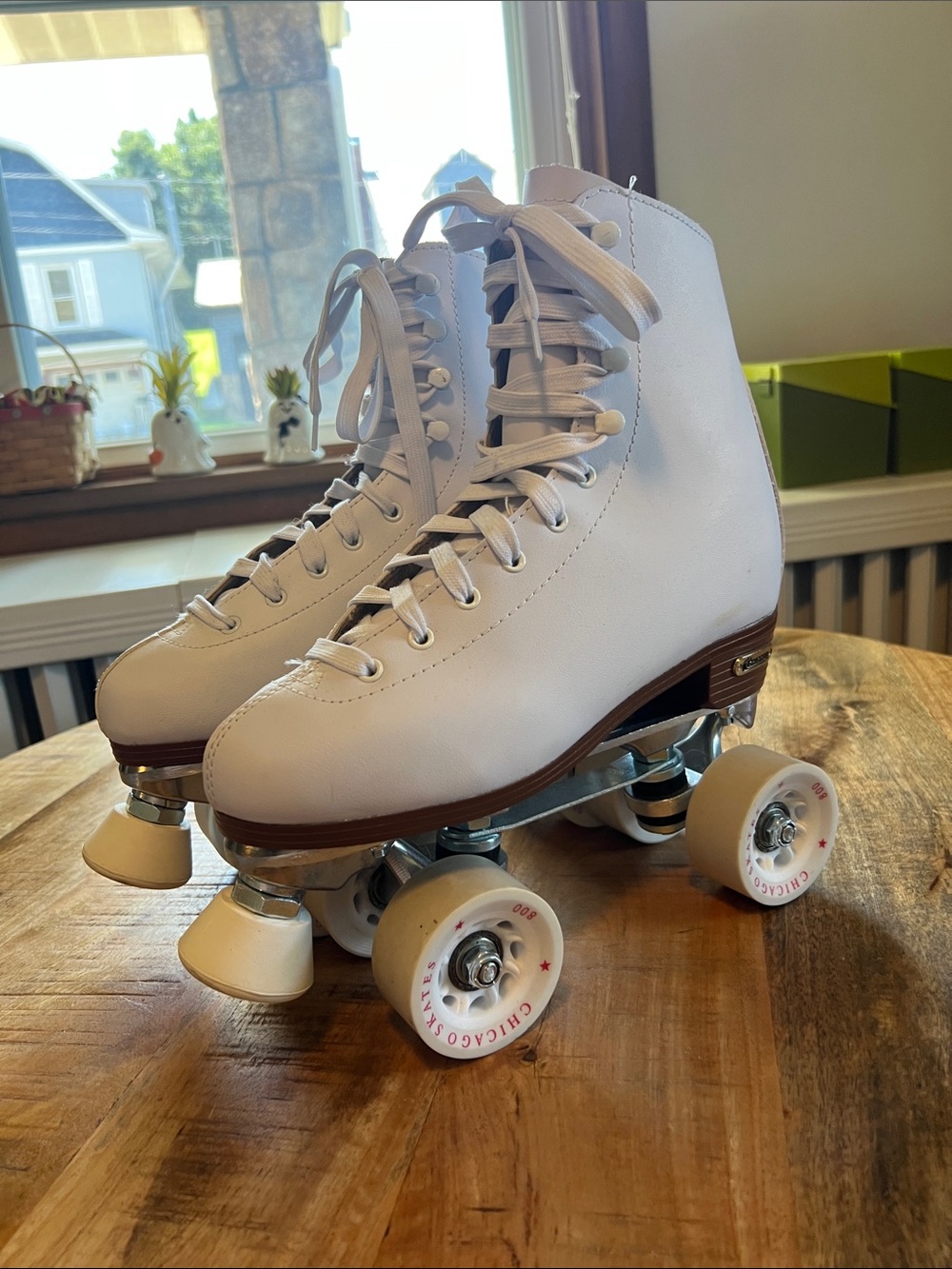 Chicago Skates- Classic White Quad Roller Skates size 7